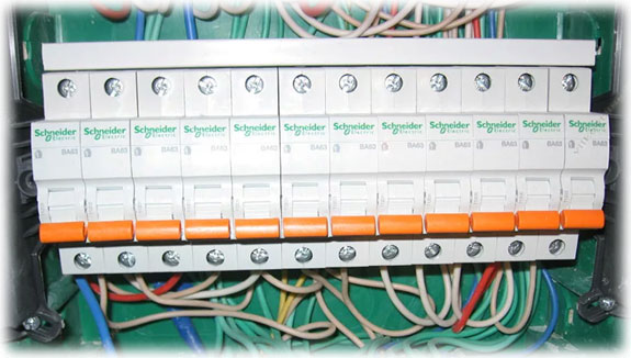 Автоматические выключатели Schneider Electric в распределительном щите офиса.