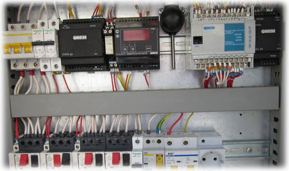 Программируемый логический контроллер Овен в щите управления КНС.