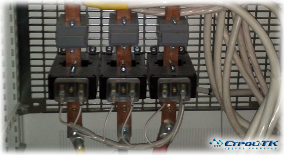 Трансформаторы тока, установленные на шинопроводе.