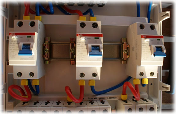 Устройства защитного отключения ABB в электрическом щитке.