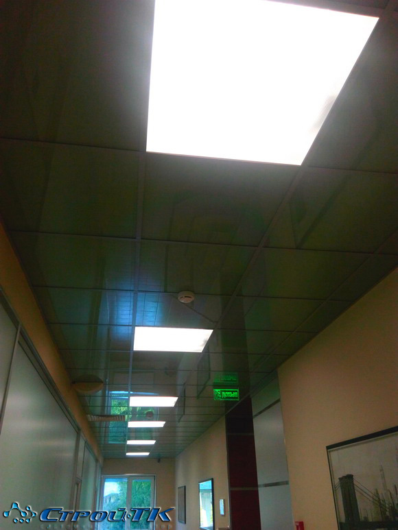 Светодиодные светильники в коридоре клиники.