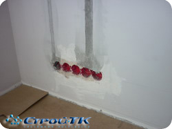 Подрозетники в стене для установки информационных и электрических розеток.