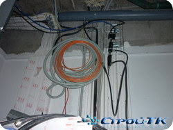 Вертикальные кабельные каналы, вертикальный опуск к коммуникационному шкафу.