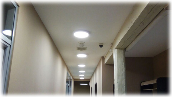 Монтаж круглых накладных светодиодных светильников в коридорах офиса.