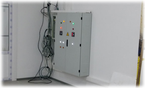 Монтаж ВРУ с АВР на стену на объекте, подключение кабельных линий.
