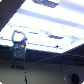 Замер тока при подключении светильника с люминесцентными лампами 4х18.